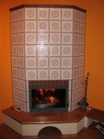 Rustikální kachlový krb...